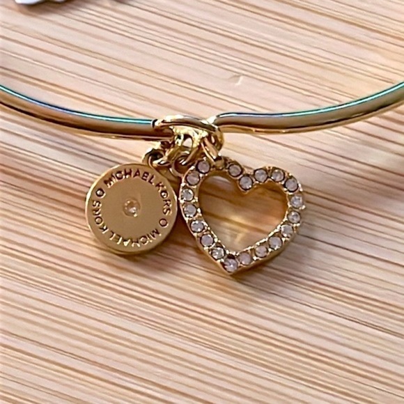 Brand New Michael Kors Gold Tone Heart Hook & Eye Clasp Bangle Charm Bracelet - Picture 3 of 10